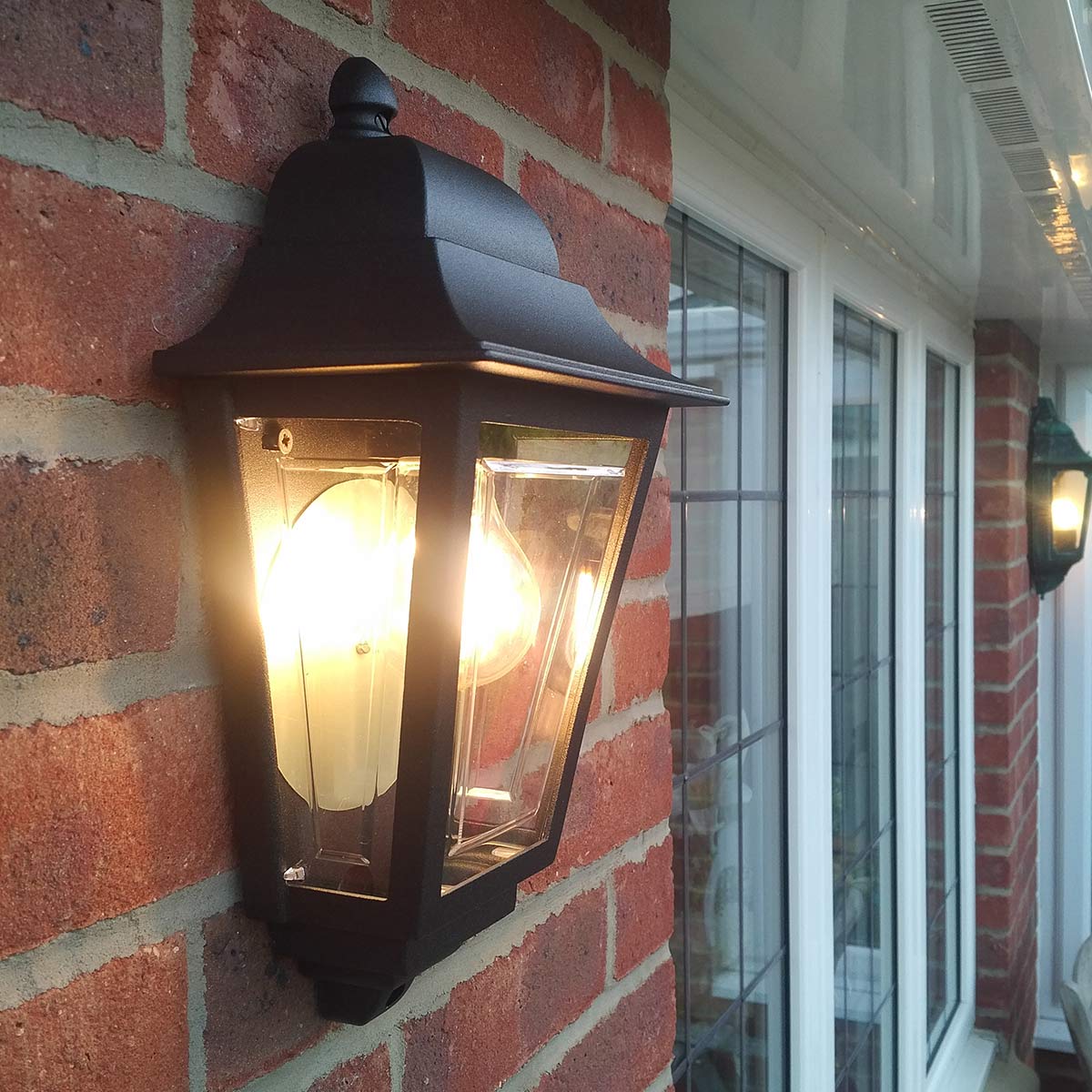 Deco Lane 32cm Noir lampe d’extérieur De Elstead Lighting - Avec un indice de protection IP44, la lampe est protégée contre la pluie et l'humidité et est donc parfaite pour les façades, les entrées et les terrasses.
