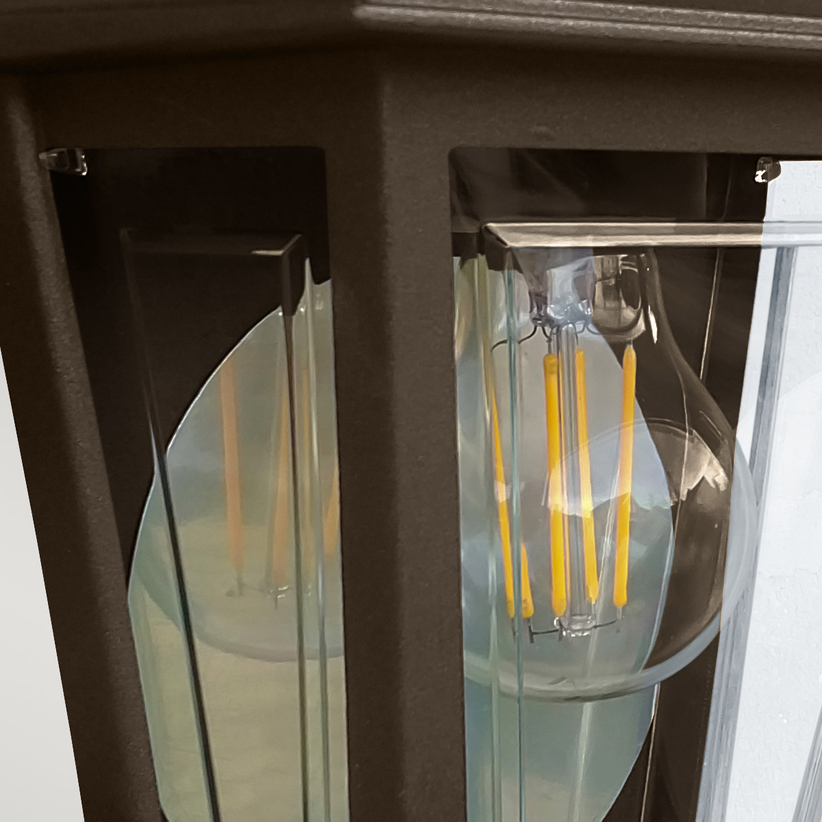 Deco Lane 32cm Bronze lampe d’extérieur De Elstead Lighting - Avec un indice de protection IP44, la lampe est protégée contre la pluie et l'humidité et est donc parfaite pour les façades, les entrées et les terrasses.