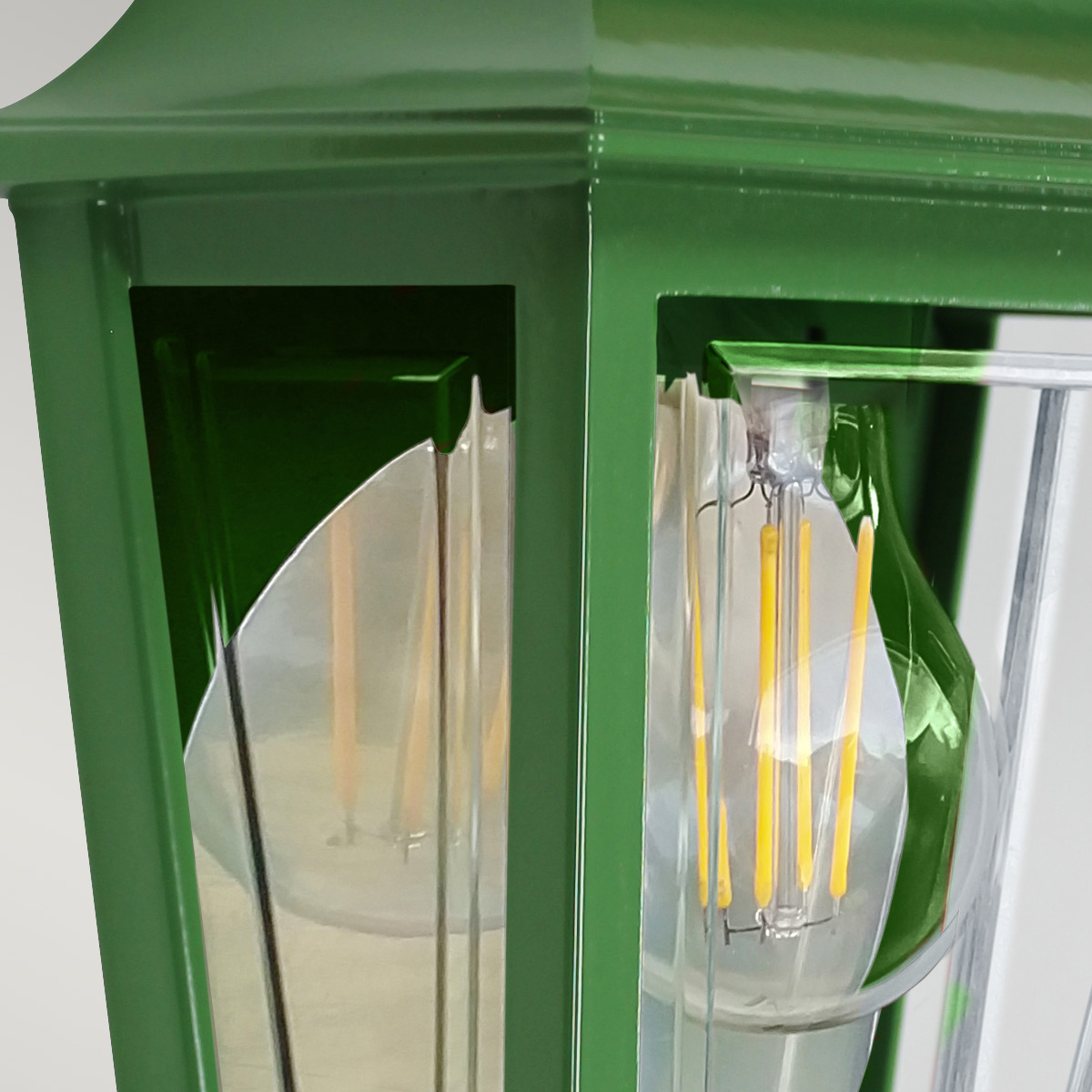 Deco Lane 32cm Vert lampe d’extérieur De Elstead Lighting - Avec un indice de protection IP44, la lampe est protégée contre la pluie et l'humidité et est donc parfaite pour les façades, les entrées et les terrasses.