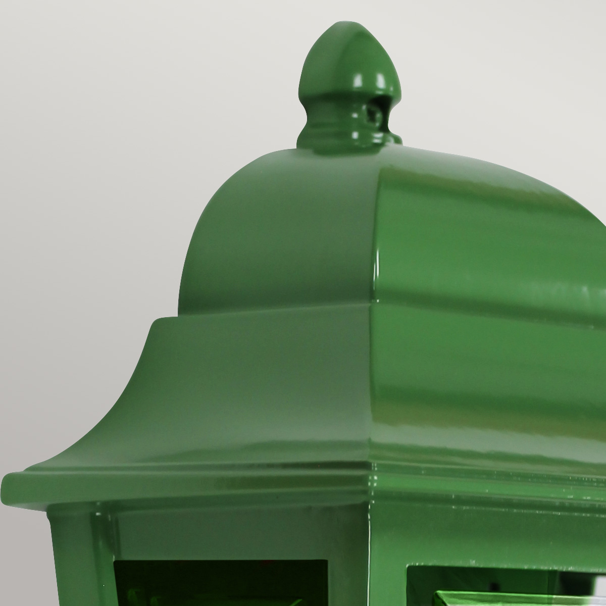 Deco Lane 32cm Vert lampe d’extérieur De Elstead Lighting - Avec un indice de protection IP44, la lampe est protégée contre la pluie et l'humidité et est donc parfaite pour les façades, les entrées et les terrasses.