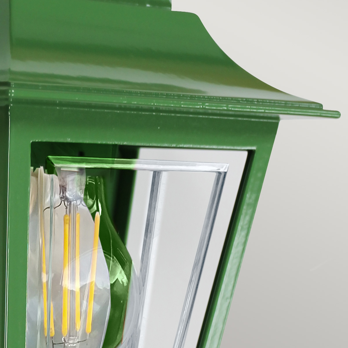 Deco Lane 32cm Vert lampe d’extérieur De Elstead Lighting - Avec un indice de protection IP44, la lampe est protégée contre la pluie et l'humidité et est donc parfaite pour les façades, les entrées et les terrasses.