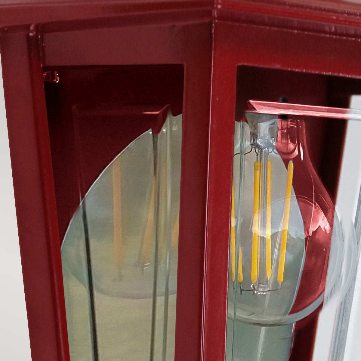 Deco Lane 32cm ROUGE lampe d’extérieur De Elstead Lighting - Avec un indice de protection IP44, la lampe est prot&eacute;g&eacute;e contre la pluie et l'humidit&eacute; et est donc parfaite pour les fa&ccedil;ades, les entr&eacute;es et les terrasses.
