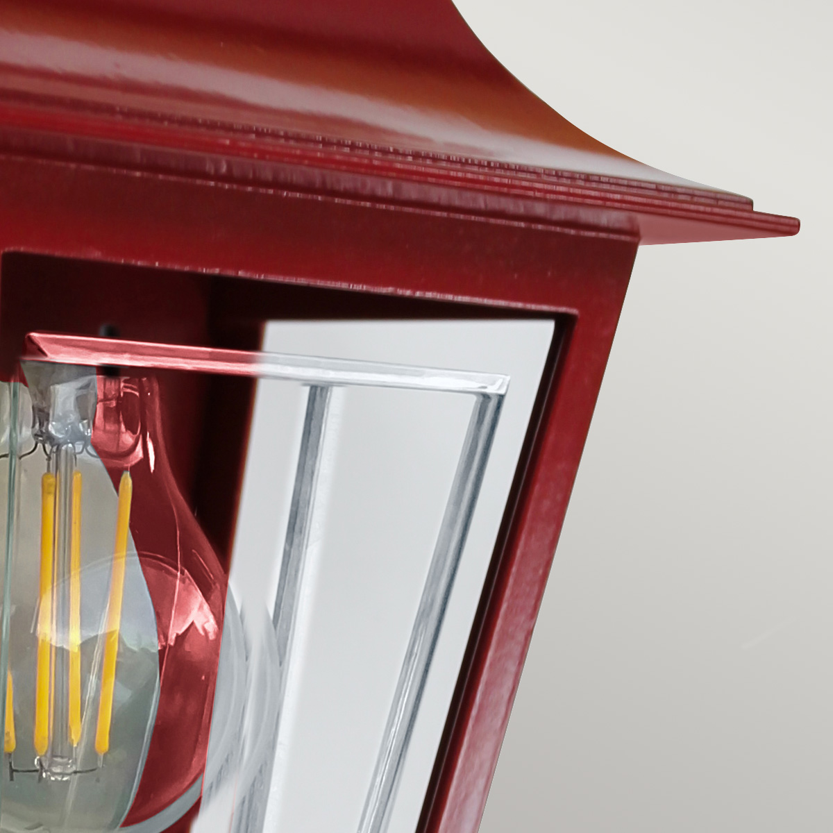Deco Lane 32cm ROUGE lampe d’extérieur De Elstead Lighting - Avec un indice de protection IP44, la lampe est prot&eacute;g&eacute;e contre la pluie et l'humidit&eacute; et est donc parfaite pour les fa&ccedil;ades, les entr&eacute;es et les terrasses.