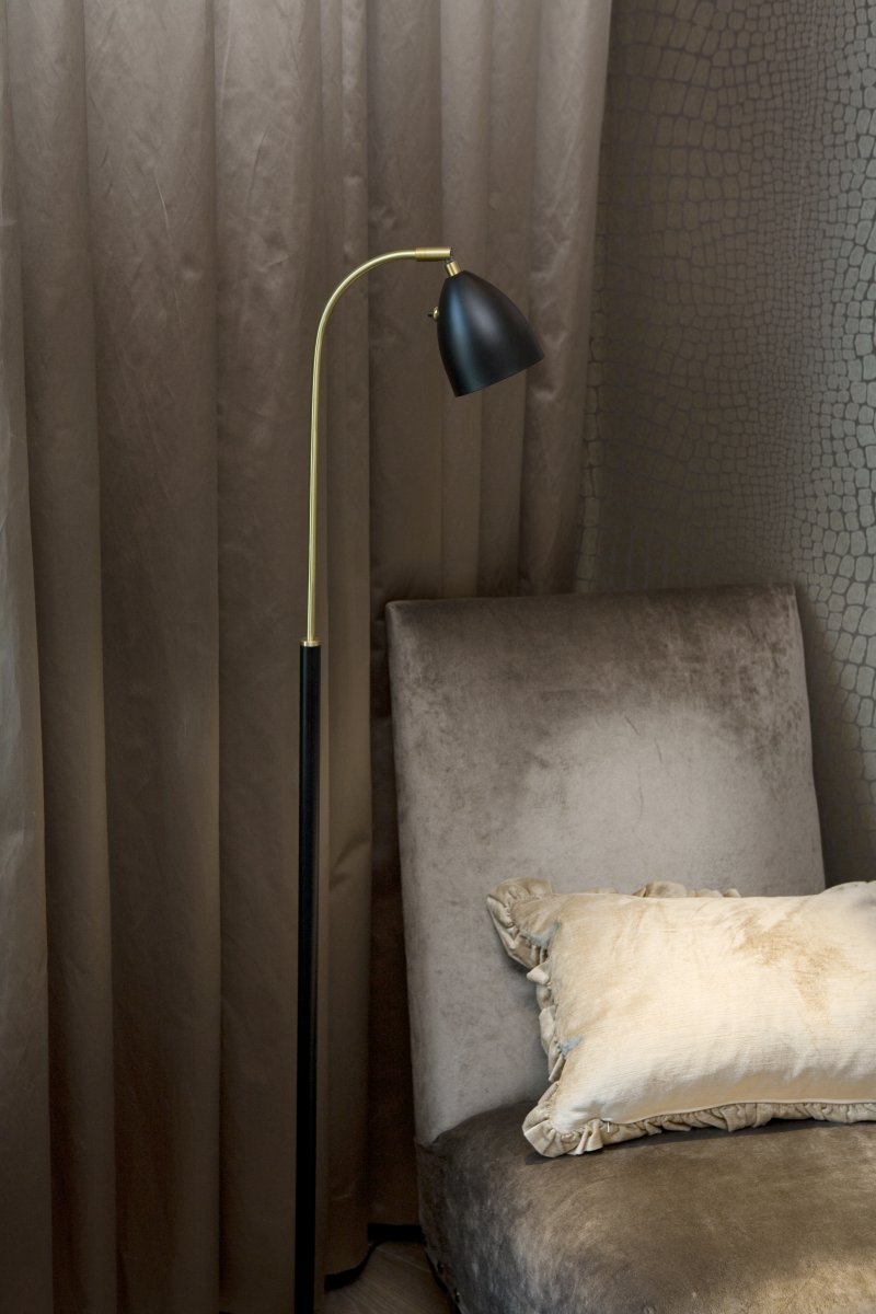 Deluxe Noir/laiton lampadaire De Belid - L'association du noir et du laiton conf&egrave;re &agrave; la lampe une ambiance luxueuse et une touche de modernit&eacute; qui sublime votre int&eacute;rieur.
