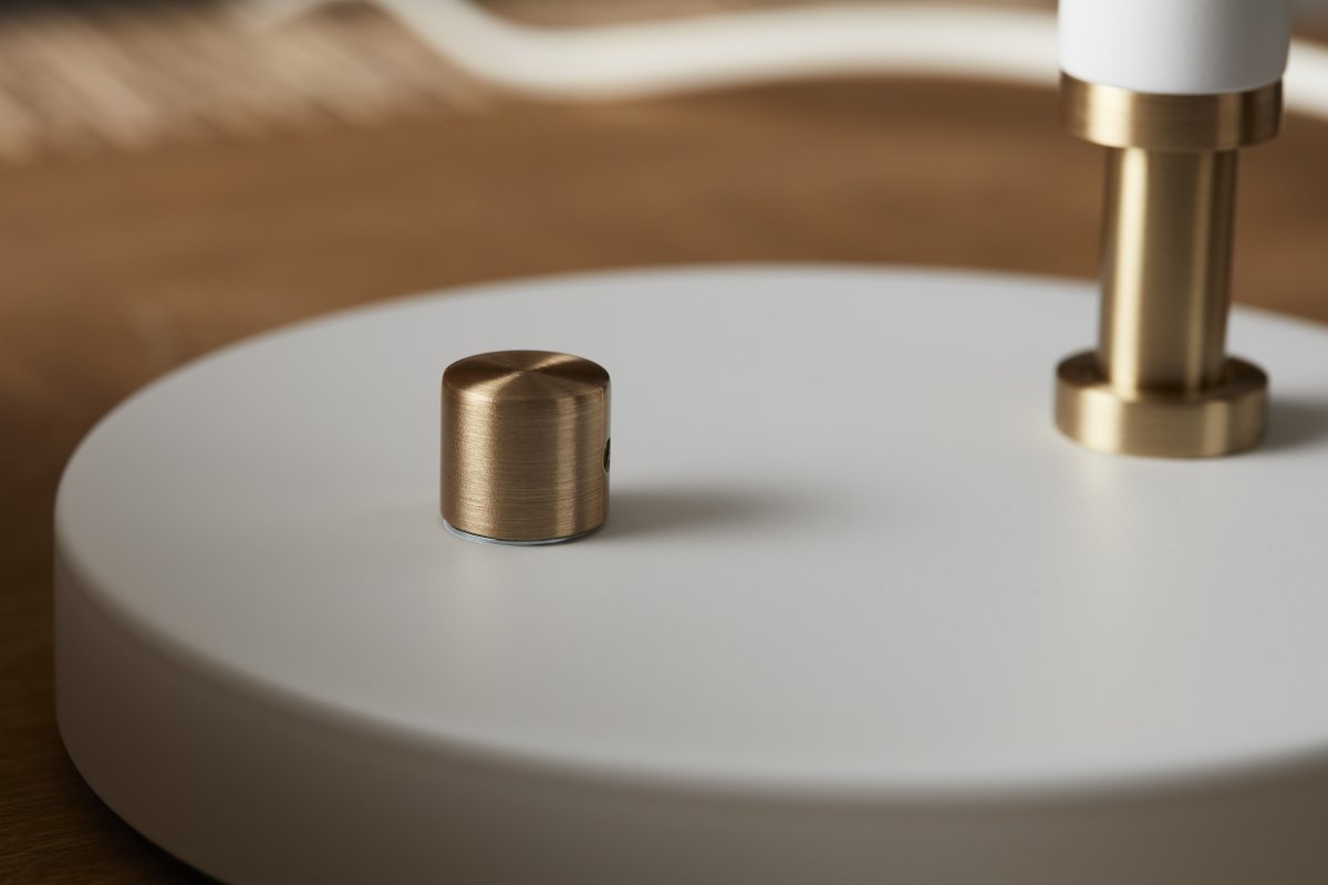 Deluxe 50cm Blanc lampe de bureau De Belid - Elle diffuse une lumière agréable et dispose d'un spot orientable et d'un variateur pour un réglage personnalisé de l'intensité lumineuse.