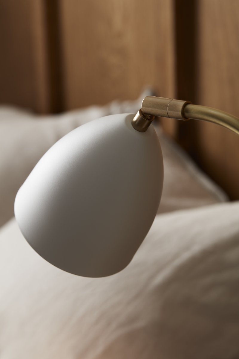 Deluxe 50cm Blanc lampe de bureau De Belid - Elle diffuse une lumière agréable et dispose d'un spot orientable et d'un variateur pour un réglage personnalisé de l'intensité lumineuse.