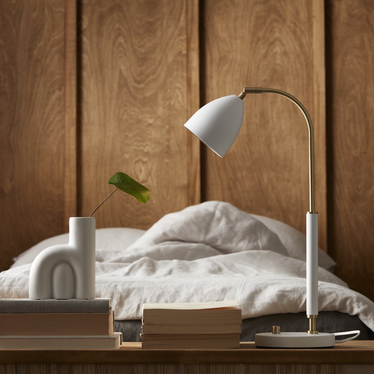 Deluxe 50cm Blanc lampe de bureau De Belid - Elle diffuse une lumière agréable et dispose d'un spot orientable et d'un variateur pour un réglage personnalisé de l'intensité lumineuse.