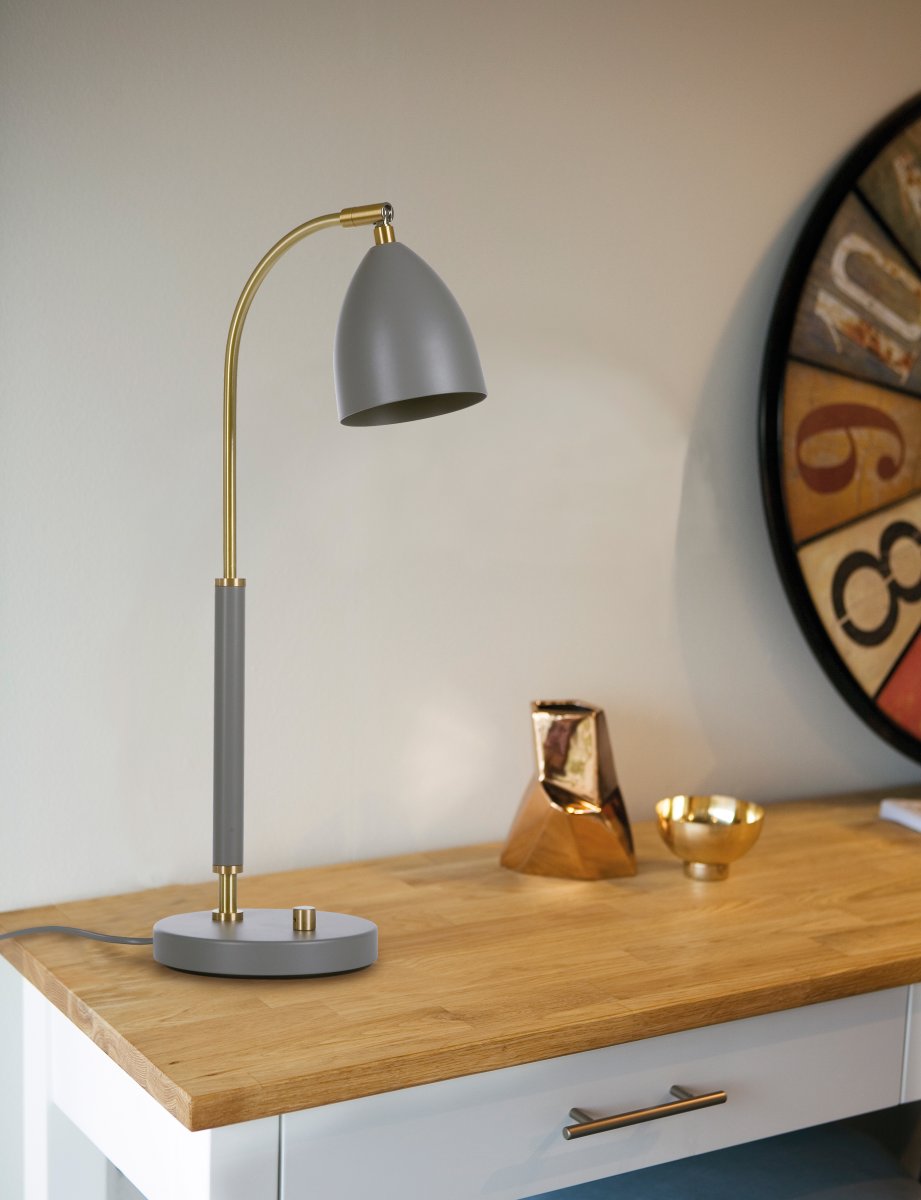 Deluxe 50cm Gris lampe de bureau De Belid - Deluxe est une lampe de table &eacute;l&eacute;gante avec de beaux d&eacute;tails en laiton.