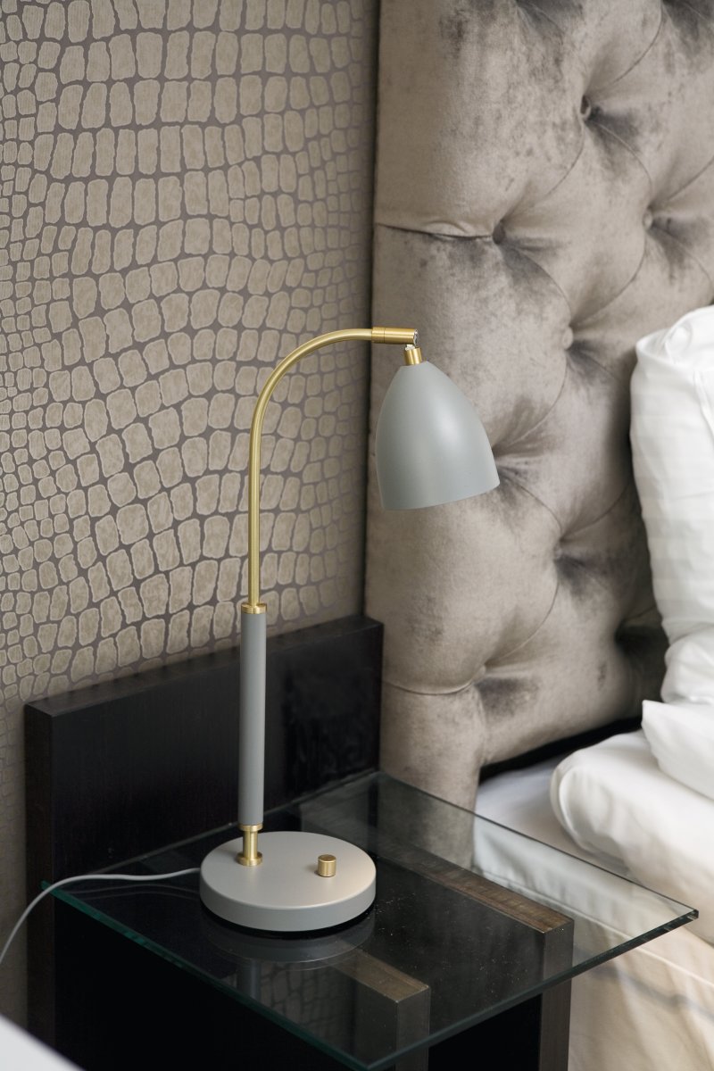 Deluxe 50cm Gris lampe de bureau De Belid - Deluxe est une lampe de table &eacute;l&eacute;gante avec de beaux d&eacute;tails en laiton.