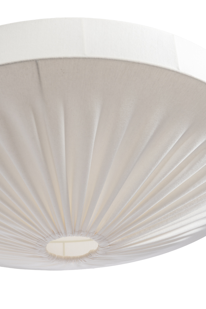 Alba Abat-Jour S/Suspension Ø58 Blanc suspension De Alde & Lind - Le tissu souple épouse délicatement la structure, créant de jolis plis qui confèrent à Alba une allure aérienne et naturelle.