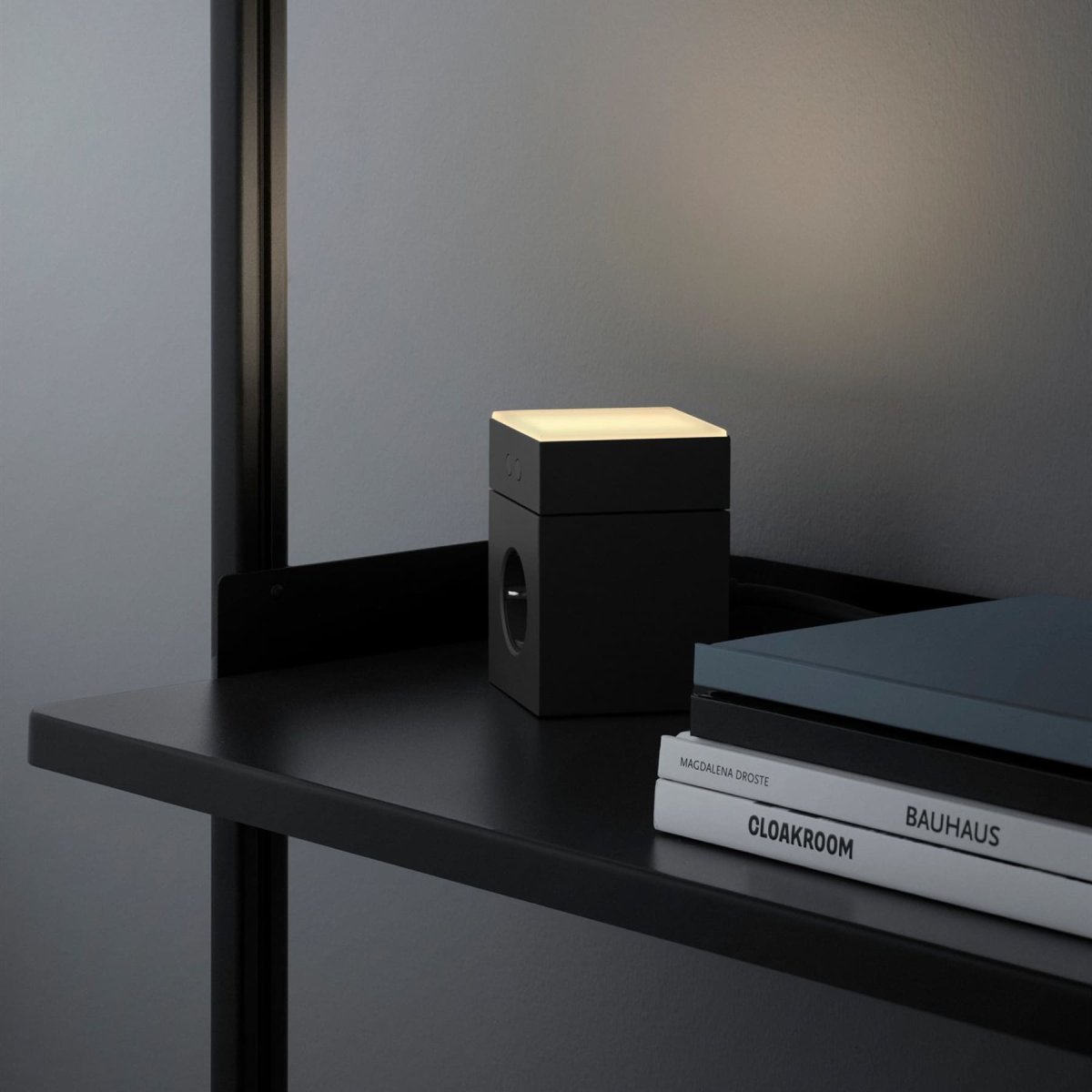 LAMP 1 - EU Noir De Avolt - Cette petite lampe pratique se branche directement sur une prise murale standard de 230 V et est idéale comme veilleuse ou lampe d'ambiance dans les couloirs, les chambres ou toute pièce où vous souhaitez un éclairage doux.