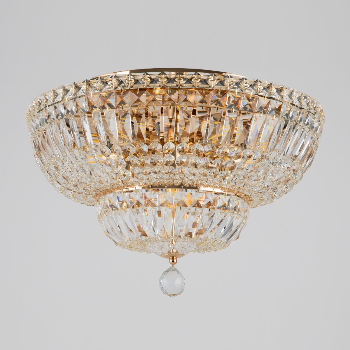 Basfor Ø45 Or cristal De Maytoni - Ce plafonnier en cristal est parfait pour tous ceux qui souhaitent ajouter une touche de glamour et d'exclusivité à leur maison, en particulier dans le salon, la salle à manger ou l'entrée.