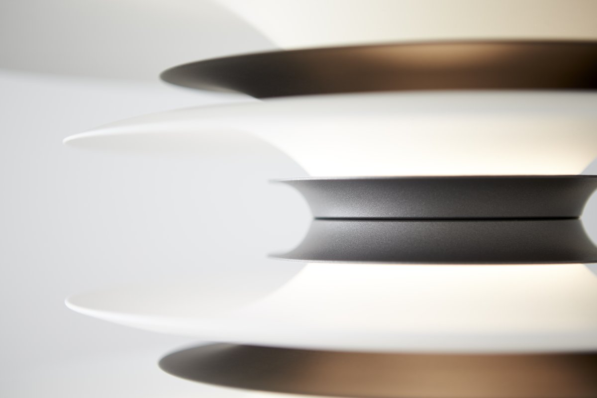 Diablo Ø50 Gris oxyde suspension De Belid - Cette suspension diffuse une lumi&egrave;re agr&eacute;able et tamis&eacute;e et convient parfaitement au-dessus de la table &agrave; manger ou dans d'autres pi&egrave;ces de la maison o&ugrave; style et fonctionnalit&eacute; sont recherch&eacute;s.