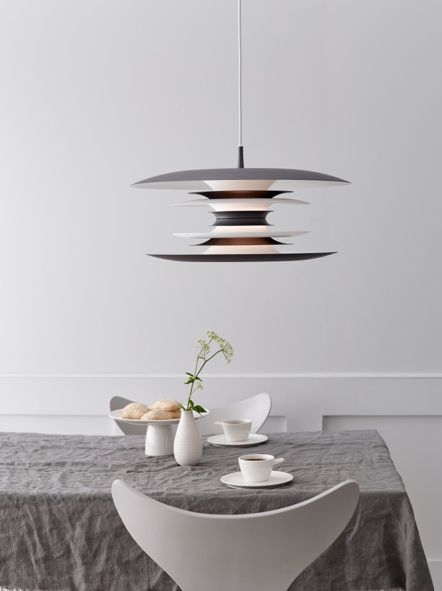 Diablo Ø50 Gris oxyde suspension De Belid - Cette suspension diffuse une lumi&egrave;re agr&eacute;able et tamis&eacute;e et convient parfaitement au-dessus de la table &agrave; manger ou dans d'autres pi&egrave;ces de la maison o&ugrave; style et fonctionnalit&eacute; sont recherch&eacute;s.