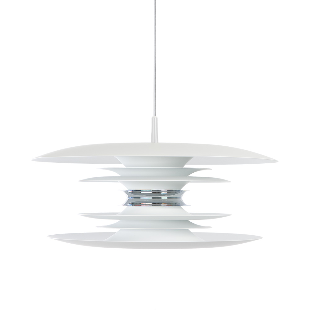 Diablo Ø50 Blanc/chrome suspension De Belid - Cette suspension diffuse une lumi&egrave;re agr&eacute;able et tamis&eacute;e et convient parfaitement &agrave; une utilisation au-dessus de la table &agrave; manger ou dans d'autres pi&egrave;ces de la maison o&ugrave; style et fonctionnalit&eacute; sont recherch&eacute;s.
