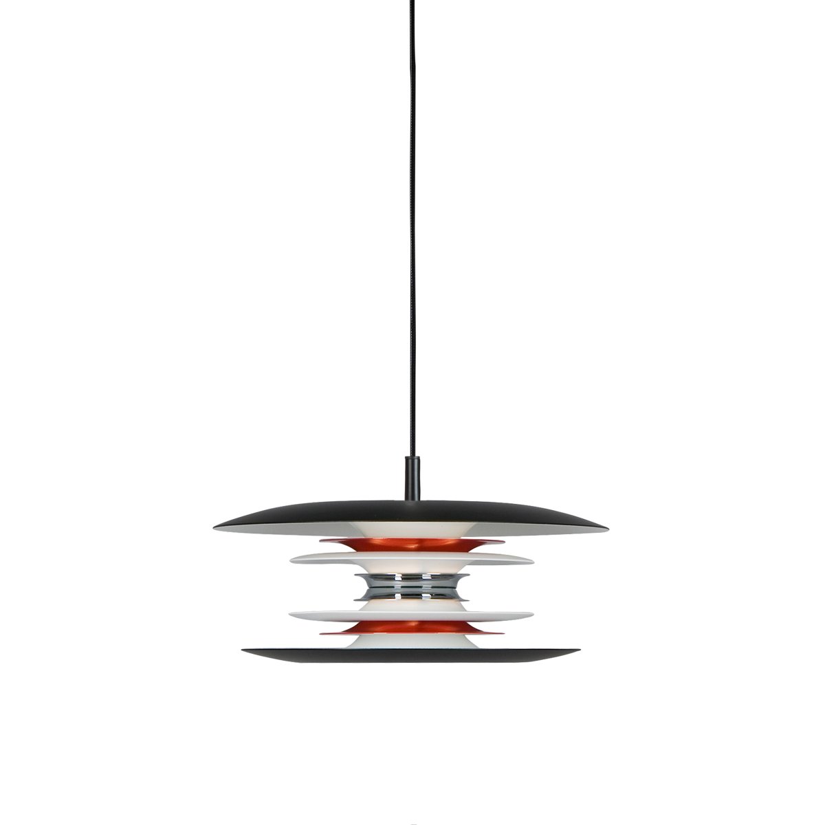 Diablo Ø30 Noir/rouge suspension De Belid - Cette suspension diffuse une lumi&egrave;re agr&eacute;able et tamis&eacute;e et convient parfaitement au-dessus de la table &agrave; manger ou dans d'autres pi&egrave;ces de la maison o&ugrave; style et fonctionnalit&eacute; sont recherch&eacute;s.