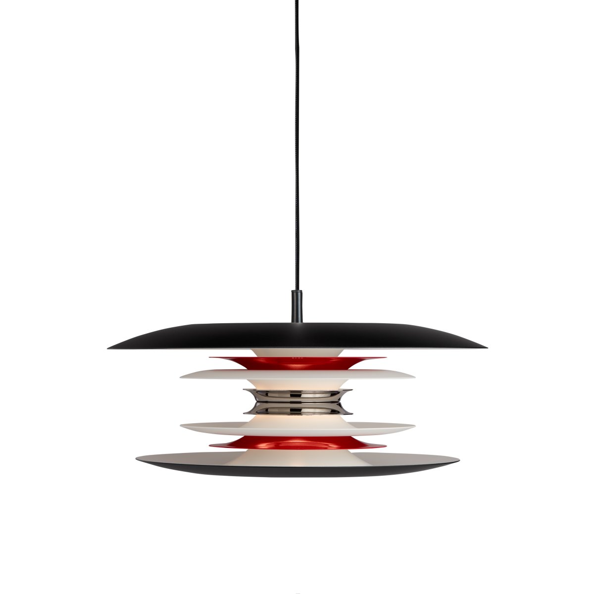 Diablo Ø40 Noir/rouge suspension De Belid - Cette suspension diffuse une lumi&egrave;re agr&eacute;able et tamis&eacute;e et convient parfaitement &agrave; une utilisation au-dessus de la table &agrave; manger ou dans d'autres pi&egrave;ces de la maison o&ugrave; style et fonctionnalit&eacute; sont recherch&eacute;s.