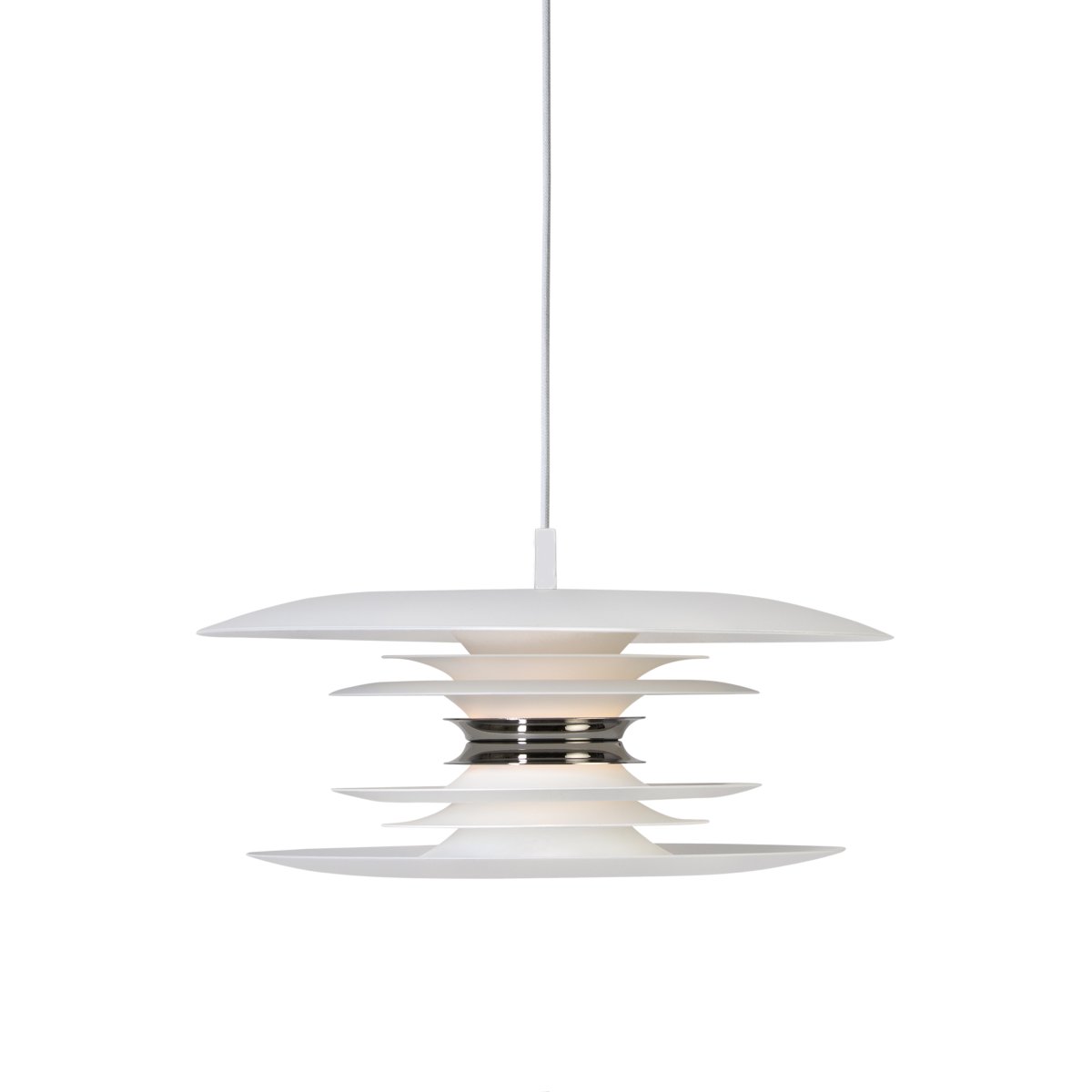 Diablo Ø40 Blanc/chrome suspension De Belid - Cette suspension diffuse une lumi&egrave;re agr&eacute;able et tamis&eacute;e et convient parfaitement &agrave; une utilisation au-dessus de la table &agrave; manger ou dans d'autres pi&egrave;ces de la maison o&ugrave; style et fonctionnalit&eacute; sont recherch&eacute;s.