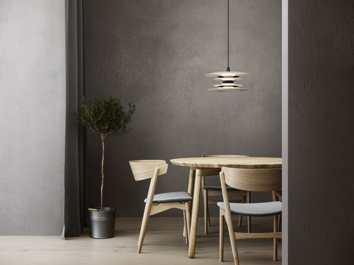 Diablo Ø40 Sable/bronze suspension De Belid - Cette suspension diffuse une lumi&egrave;re agr&eacute;able et tamis&eacute;e et convient parfaitement au-dessus de la table &agrave; manger ou dans d'autres pi&egrave;ces de la maison o&ugrave; style et fonctionnalit&eacute; sont recherch&eacute;s.