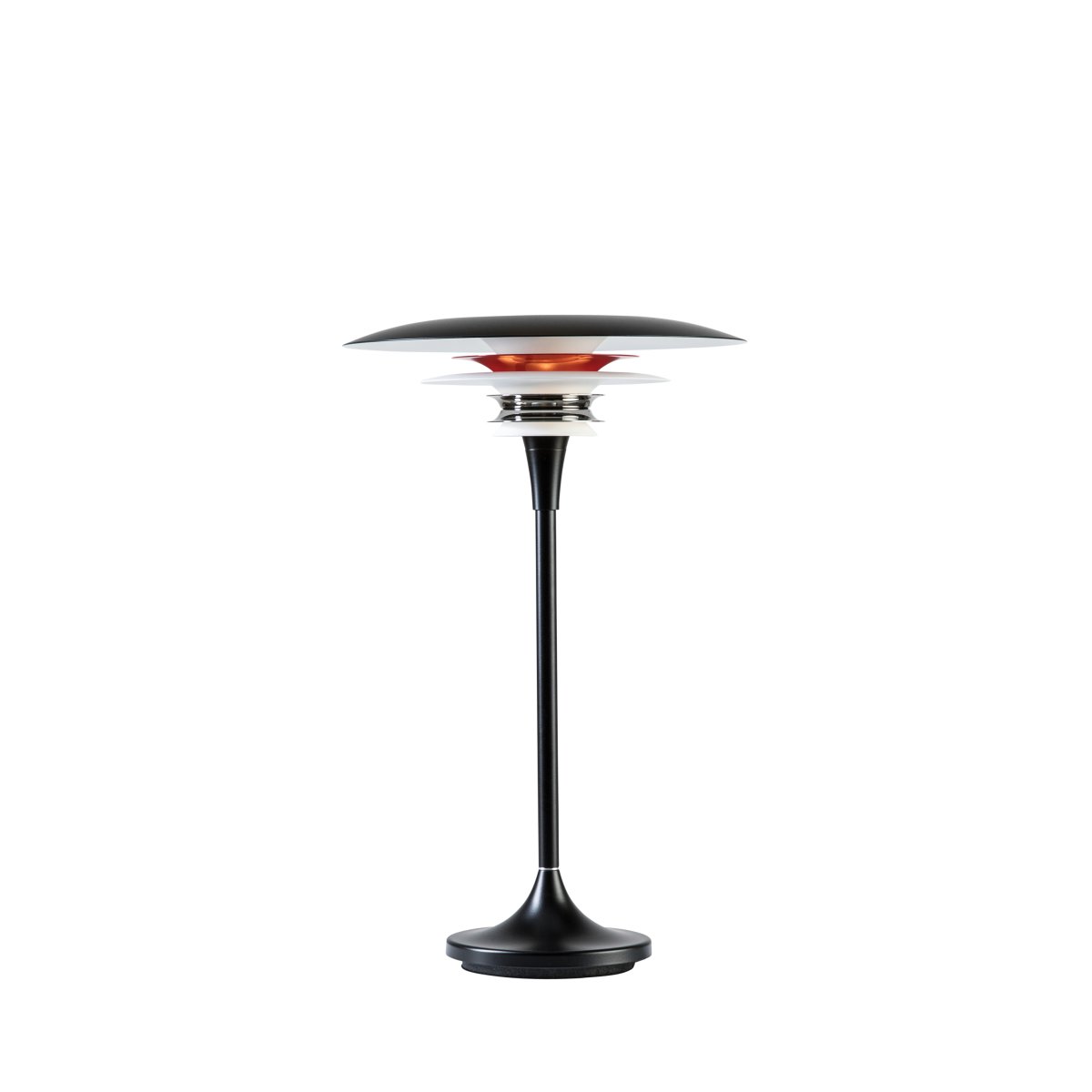 Diablo 48cm Noir mat/rouge lampe de table De Belid - Diablo est une lampe de table &eacute;l&eacute;gante qui apportera une touche personnelle &agrave; votre pi&egrave;ce.