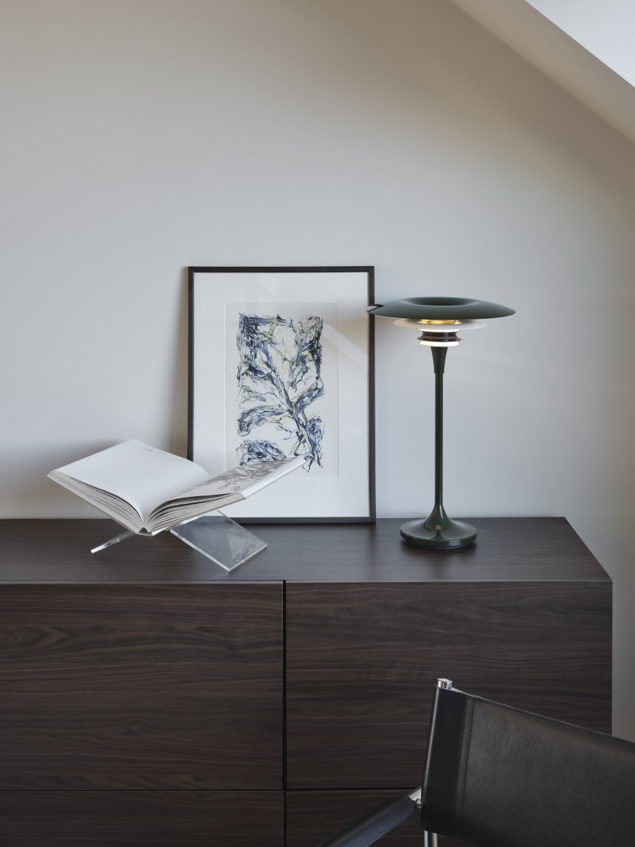 Diablo 48cm Vert/blanc lampe de table De Belid - Il est fourni avec un c&acirc;ble de 2 m, un interrupteur et une prise.