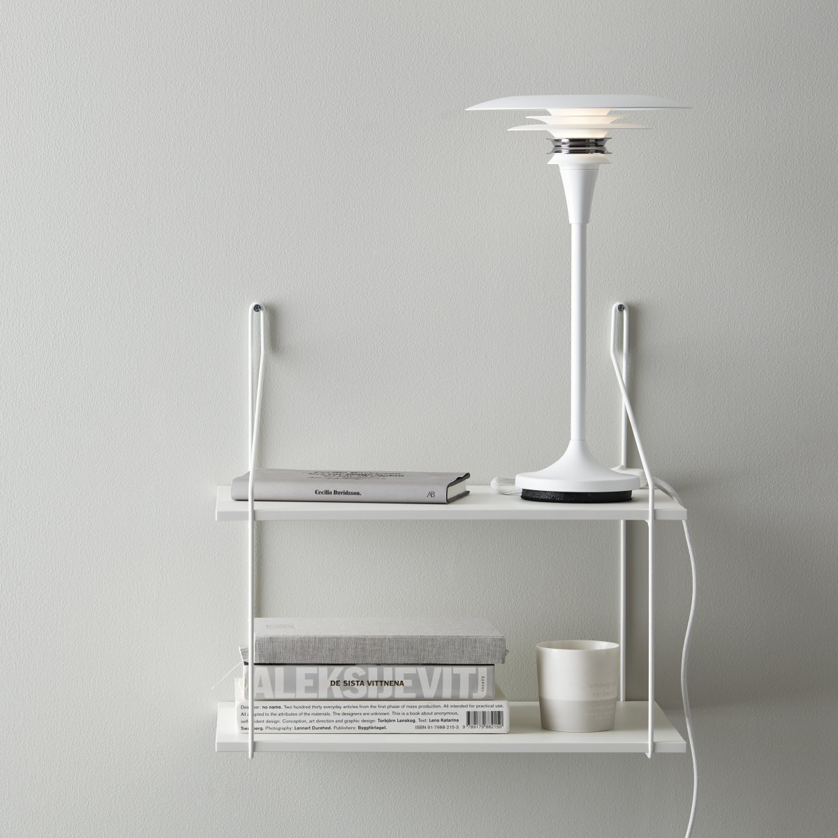 Diablo 35cm Blanc mat/chrome lampe de table De Belid - Diablo est une lampe de table &eacute;l&eacute;gante qui apportera une touche personnelle &agrave; votre pi&egrave;ce.