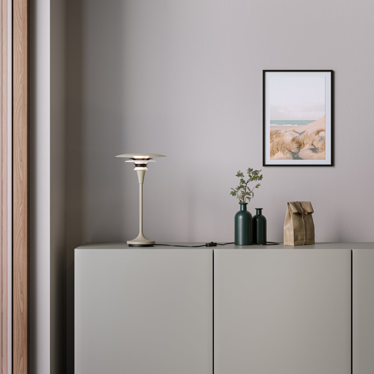 Diablo 35cm Sable/bronze lampe de table De Belid - Diablo est une lampe de table &eacute;l&eacute;gante qui apportera une touche personnelle &agrave; votre pi&egrave;ce.