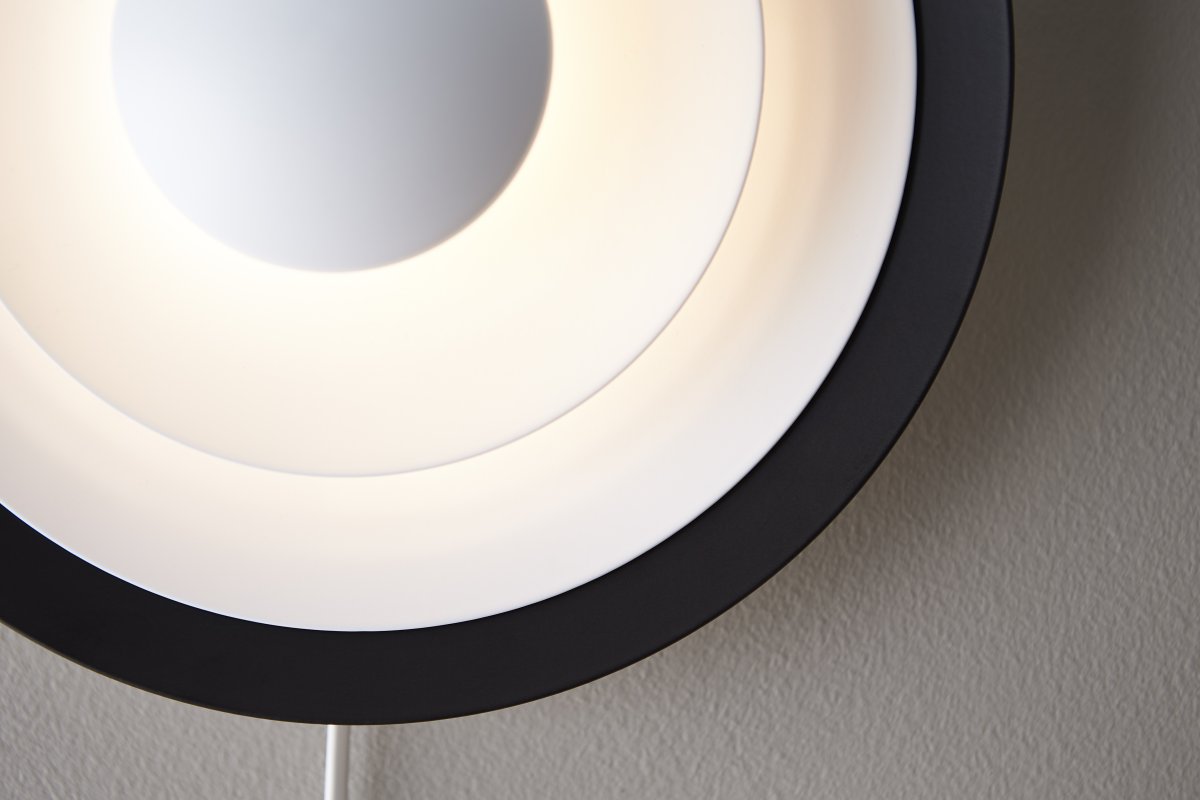 Diablo Ø40 Noir applique murale De Belid - Livr&eacute; avec un c&acirc;ble de 220 cm de long, un interrupteur d'alimentation et une prise.