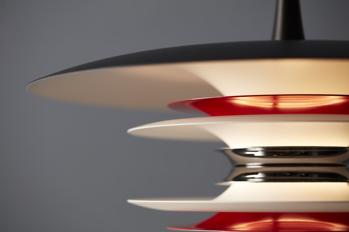 Diablo Ø40 Noir/rouge suspension De Belid - Cette suspension diffuse une lumi&egrave;re agr&eacute;able et tamis&eacute;e et convient parfaitement &agrave; une utilisation au-dessus de la table &agrave; manger ou dans d'autres pi&egrave;ces de la maison o&ugrave; style et fonctionnalit&eacute; sont recherch&eacute;s.