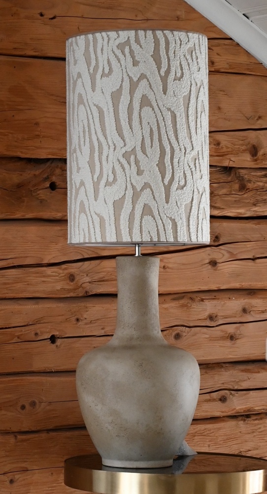 Dilbar 54cm Sand pied de lampe De Hallbergs - Dilbar lampfot &auml;r tillverkad i keramik och har en mjuk sandgr&aring; f&auml;rg som ger ett varmt och stilrent uttryck.