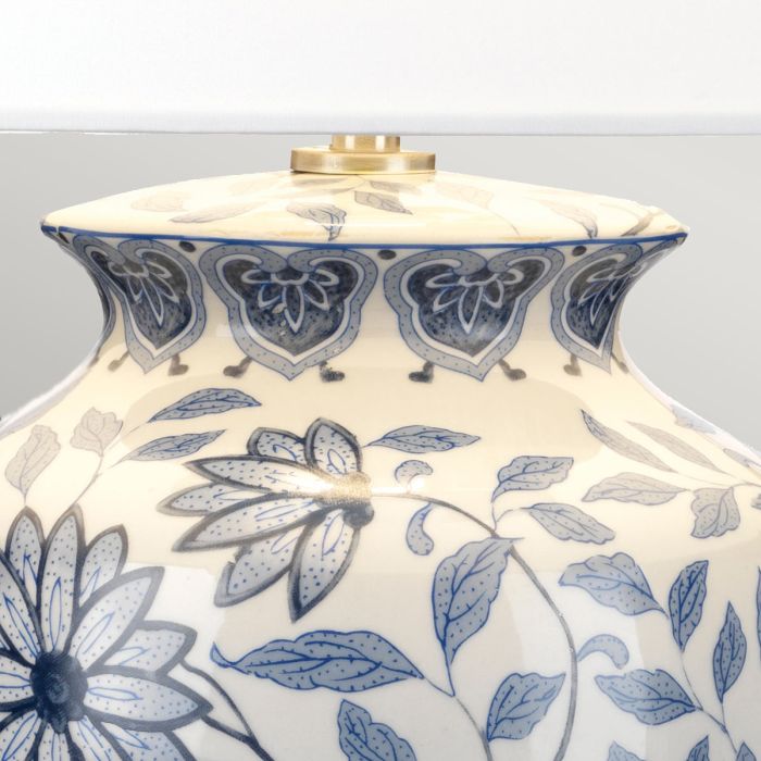 Ying 65cm Bleu lampe de table De Elstead Lighting - Vacker bordslampa med dekorativt bl&aring;tt och vitt m&ouml;nster p&aring; porslinbasen med en m&ouml;rk tr&auml;bas och satin-nickeldetaljer.