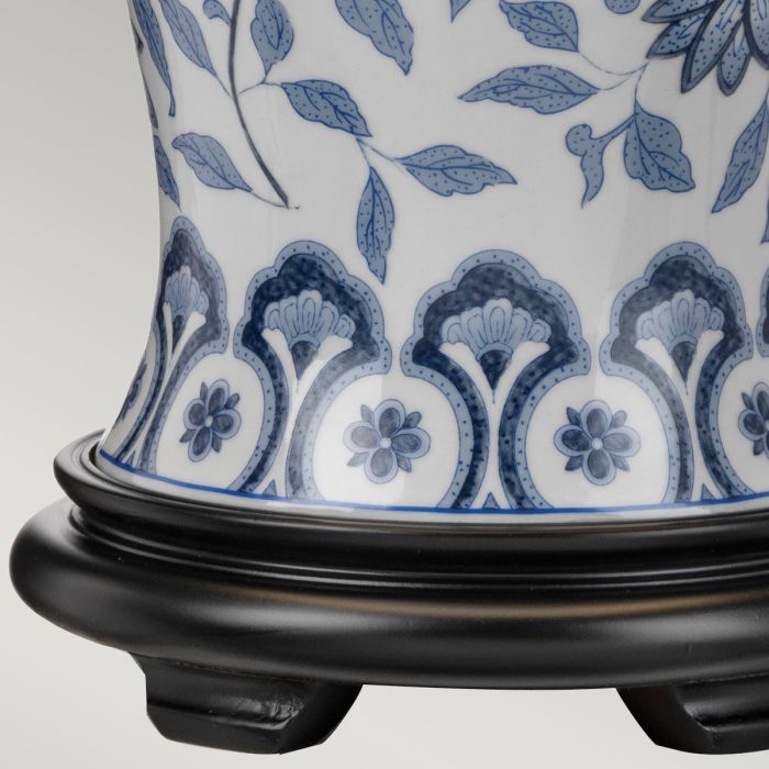 Ying 65cm Bleu lampe de table De Elstead Lighting - Vacker bordslampa med dekorativt bl&aring;tt och vitt m&ouml;nster p&aring; porslinbasen med en m&ouml;rk tr&auml;bas och satin-nickeldetaljer.
