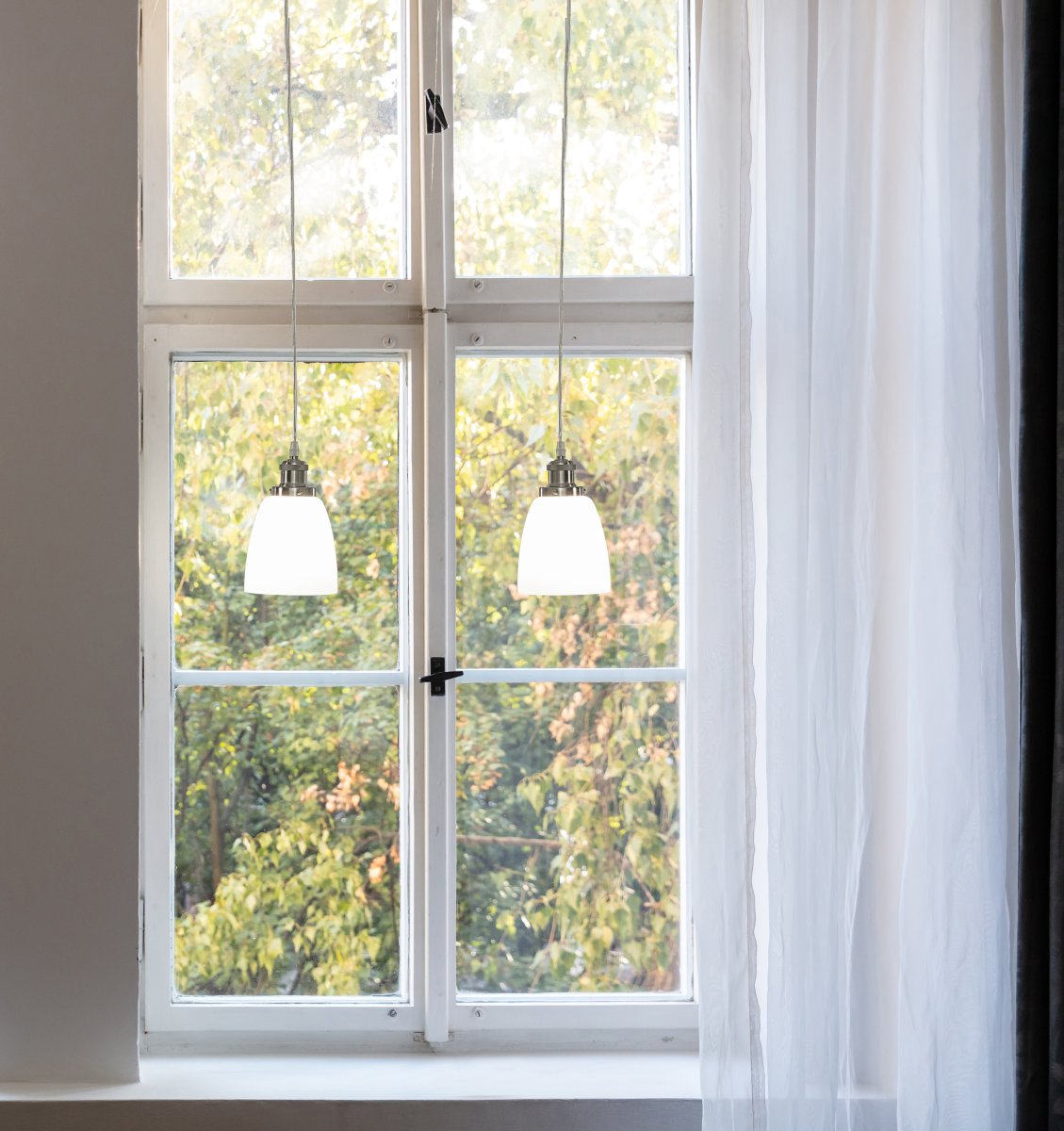 Niki Ø14 Blanc lampe de fenêtre De Aneta Lighting - Niki est une lampe suspendue de fen&ecirc;tre simple et &eacute;l&eacute;gante qui ajoute une atmosph&egrave;re chaleureuse &agrave; n'importe quelle pi&egrave;ce avec ses d&eacute;tails chrom&eacute;s.