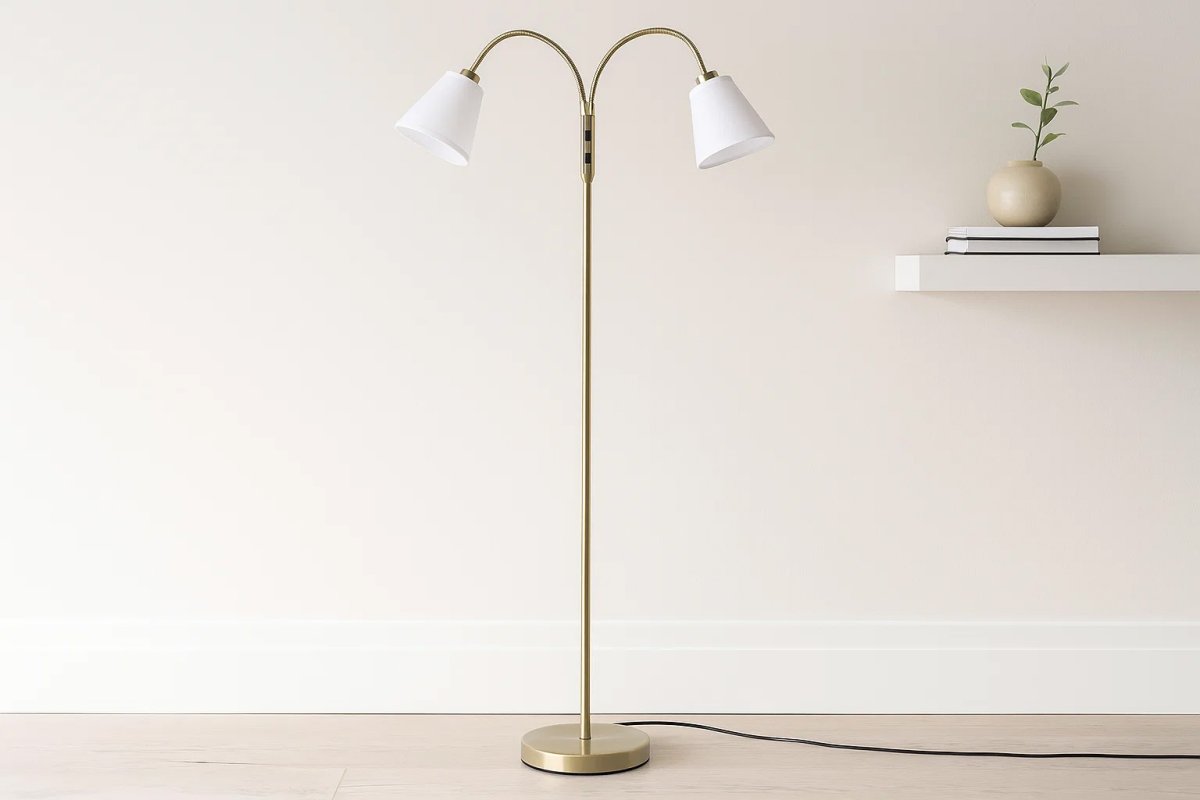 Doppio Laiton antique lampadaire De Lampan - Doppio est un lampadaire &eacute;l&eacute;gant avec deux t&ecirc;tes de lampe r&eacute;glables, ce qui le rend parfait pour lire, travailler ou comme &eacute;clairage d'ambiance dans le salon.