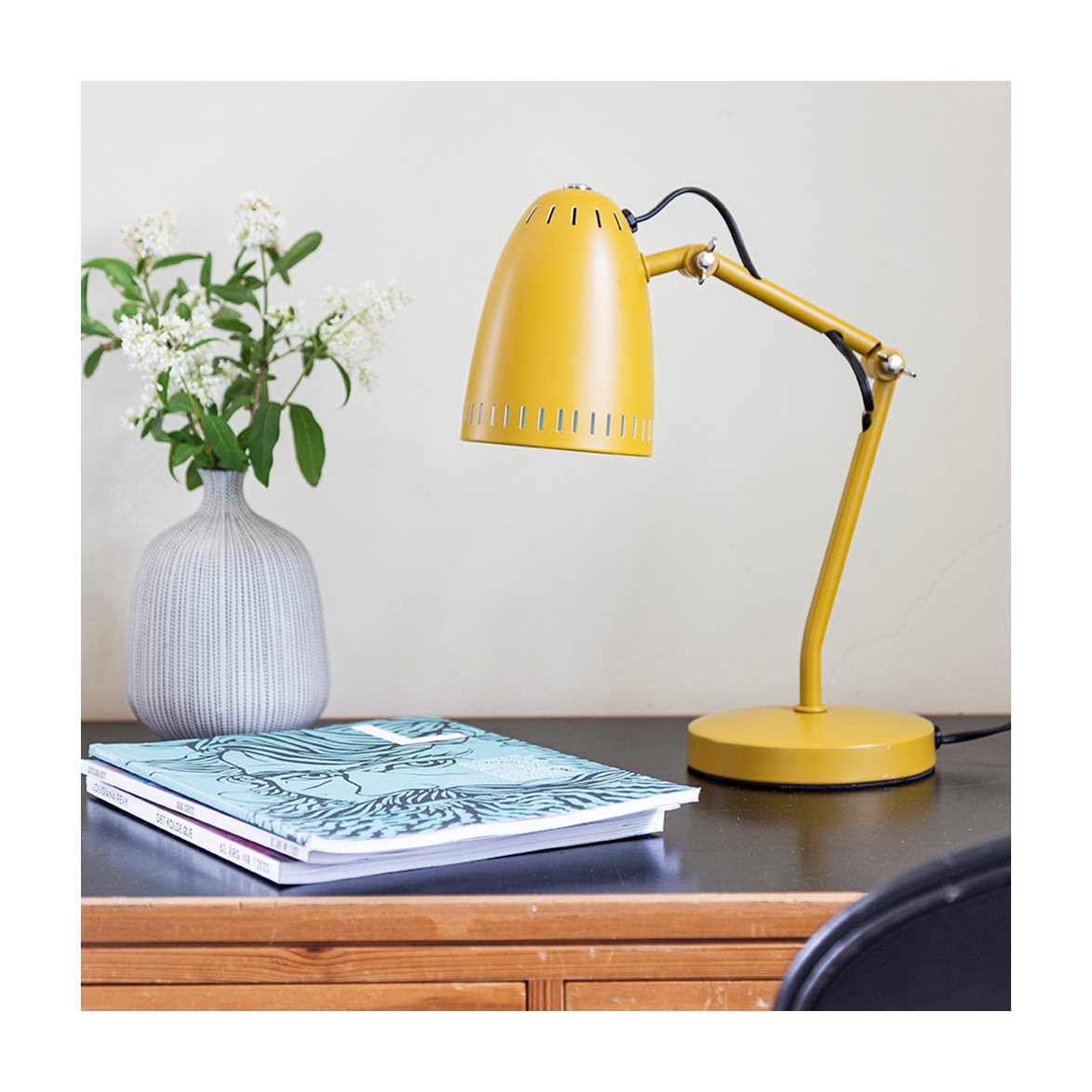 Dynamo 40cm Jaune lampe de bureau De Superliving - Adapté à la fois à la maison et au bureau, Dynamo allie durabilité et une touche d'inspiration rétro.