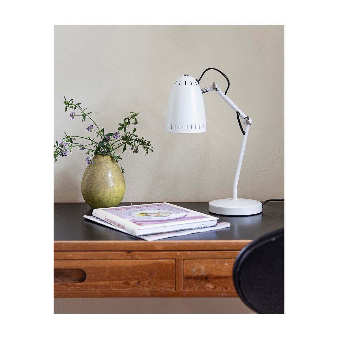 Dynamo 40cm Blanc lampe de bureau De Superliving - Le design minimaliste et la construction robuste de la lampe allient style et durabilité, ce qui en fait un détail idéal pour les environnements modernes et classiques.