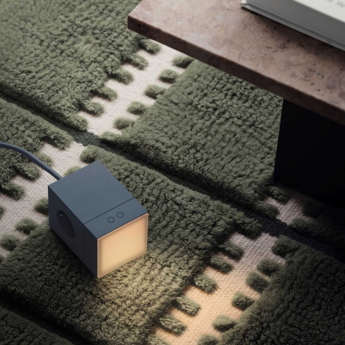 LAMP 1 - EU Bleu De Avolt - Cette petite lampe pratique se branche directement sur une prise murale standard de 230 V et est id&eacute;ale comme veilleuse ou lampe d'ambiance dans les couloirs, les chambres ou toute pi&egrave;ce o&ugrave; vous souhaitez un &eacute;clairage doux.