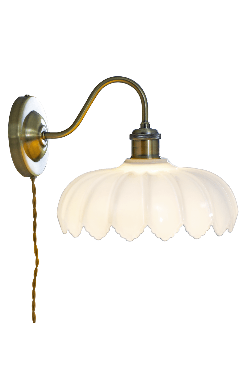 Sofia 32cm Laiton antique applique murale De Aneta Lighting - Elle s'int&egrave;gre &agrave; la plupart des pi&egrave;ces et diffuse une lumi&egrave;re douce et d&eacute;corative qui contribue &agrave; une atmosph&egrave;re chaleureuse.