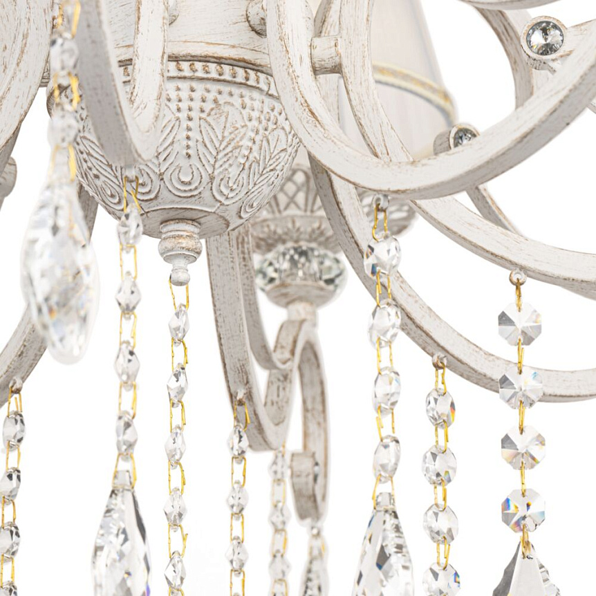 Grace Ø85 Blanc suspension De Maytoni - Les &eacute;l&eacute;gants abat-jour textiles, associ&eacute;s &agrave; des prismes scintillants, offrent une lumi&egrave;re douce et agr&eacute;able et une atmosph&egrave;re romantique.