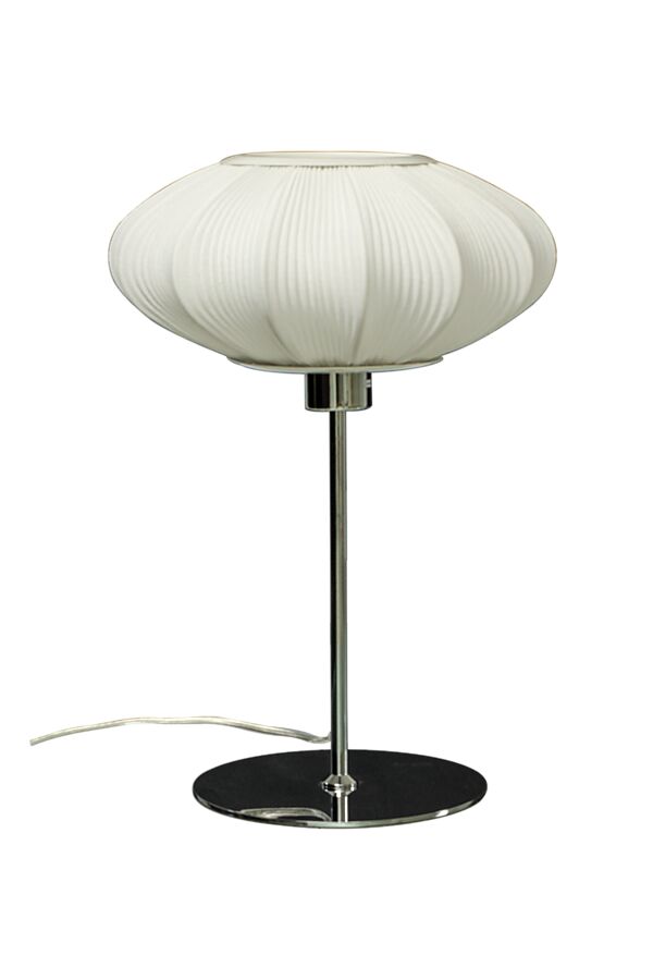 Mamsell 45cm Chrome lampe de table De Aneta Lighting - La lampe de table Mamsell est recouverte d'un tissu extensible finement plissé, qui fournit une lumière agréable et légèrement tamisée.