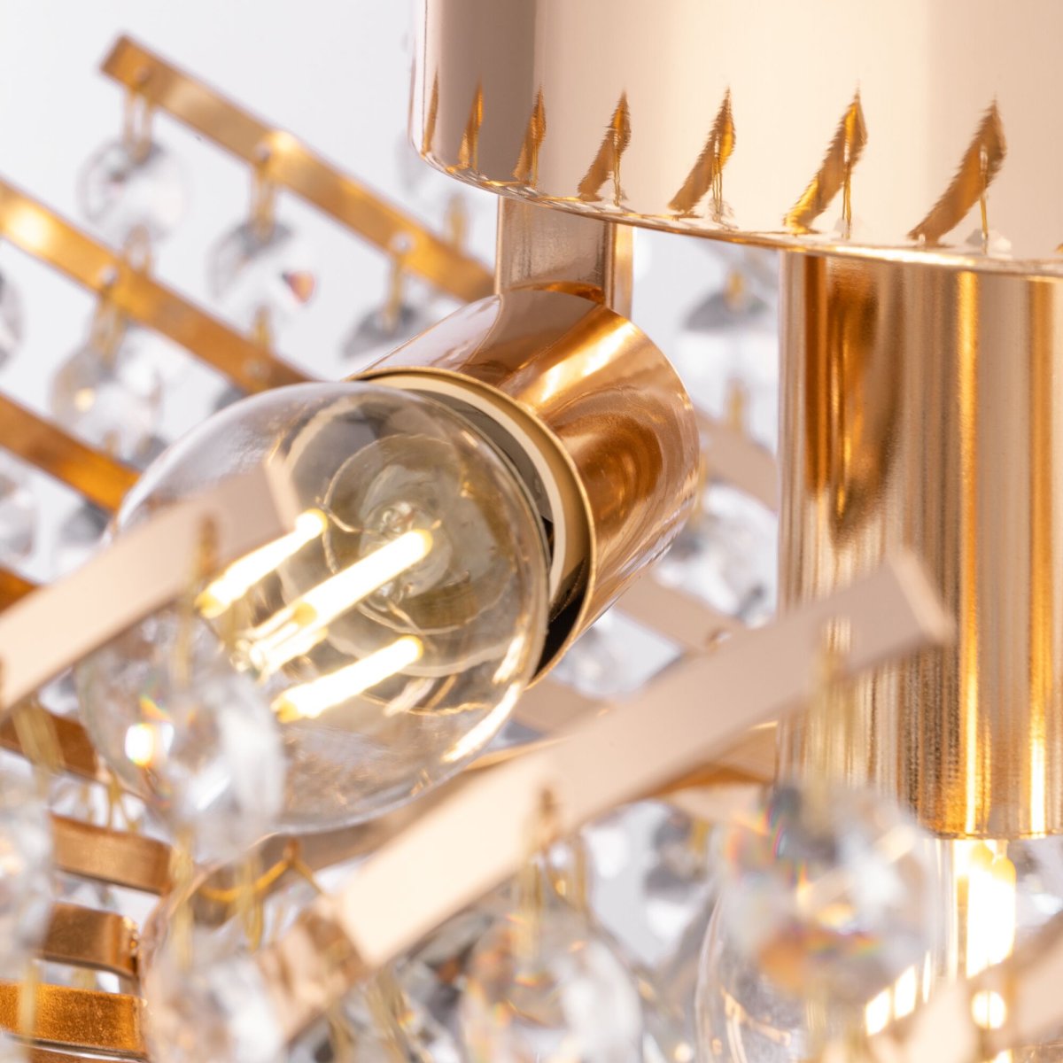 Karolina Ø40 Or cristal De Maytoni - Karolina est un magnifique plafonnier en cristal et le choix ultime pour ceux qui souhaitent ajouter une touche de luxe et d'élégance à leur maison.