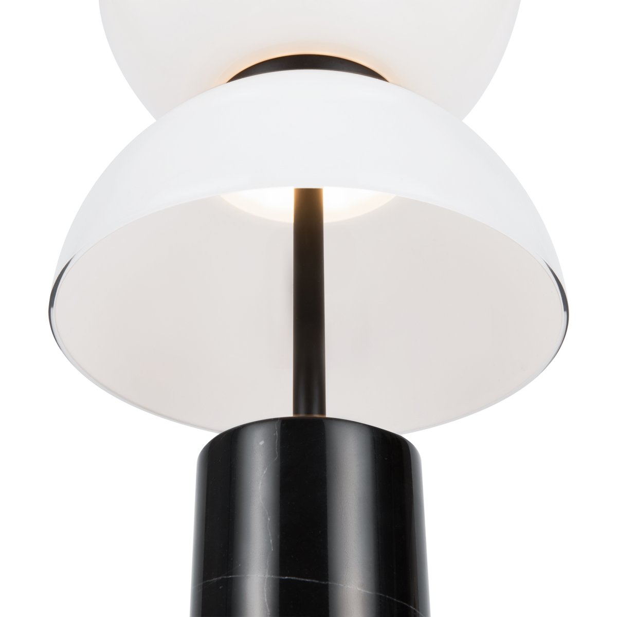 Kyoto 46cm Noir lampe de table De Maytoni - La lampe a un design élégant avec un corps en verre blanc brillant et une base en marbre rappelant les silhouettes des anciennes pagodes et palais de la ville.