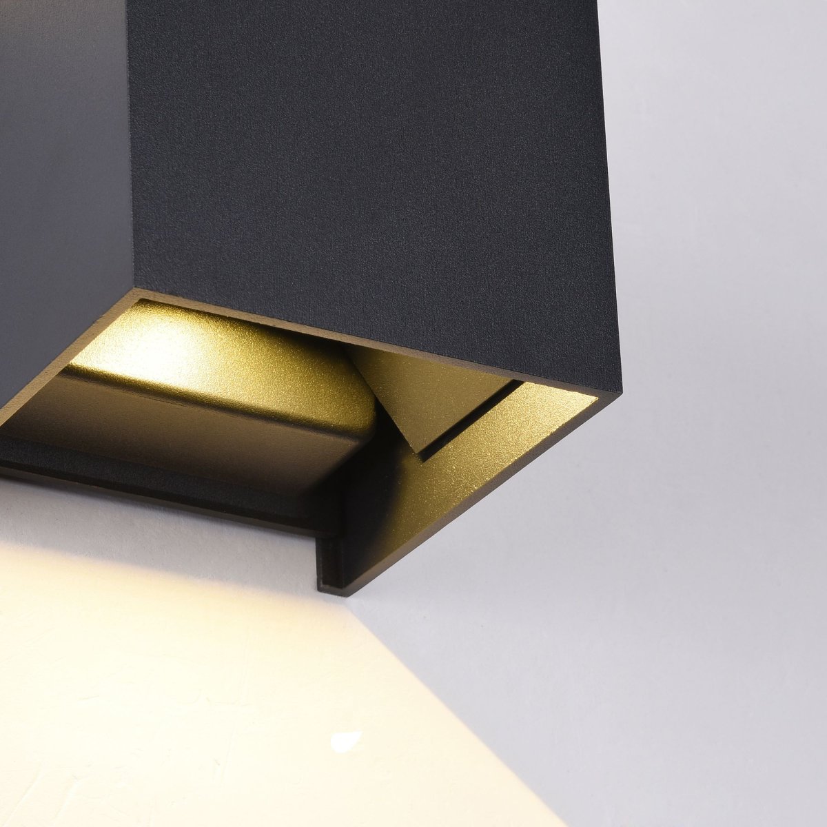 Fulton Noir lampe d’extérieur De Maytoni - La surface simple et élégante est associée à un flux lumineux bilatéral qui fournit un éclairage doux et agréable vers le haut et vers le bas.