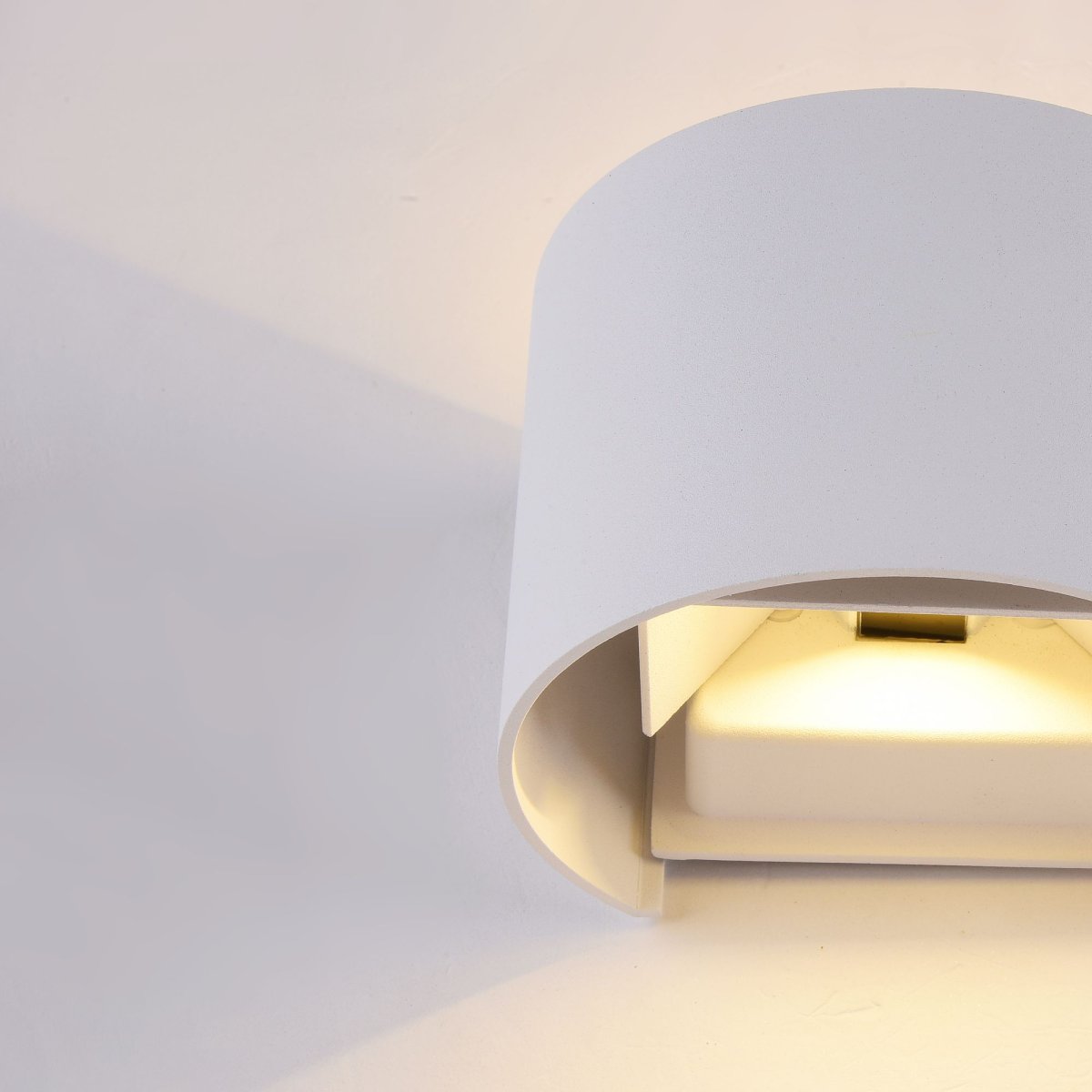 Fulton Blanc lampe d’extérieur De Maytoni - La surface simple et élégante est associée à un flux lumineux bilatéral qui fournit un éclairage doux et agréable vers le haut et vers le bas.