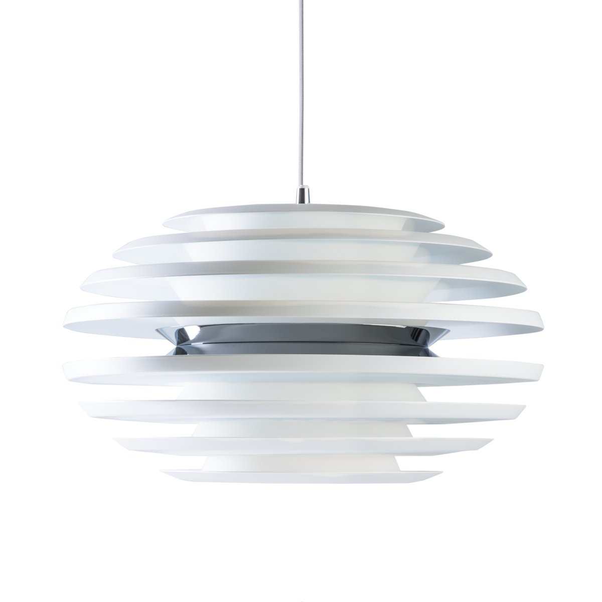 Ellipse Ø50 Blanc/chrome suspension De Belid - Son abat-jour elliptique en m&eacute;tal cr&eacute;e un flux lumineux doux et captivant qui se diffuse harmonieusement dans la pi&egrave;ce, tandis que la lumi&egrave;re semble presque lourde dans l'air.