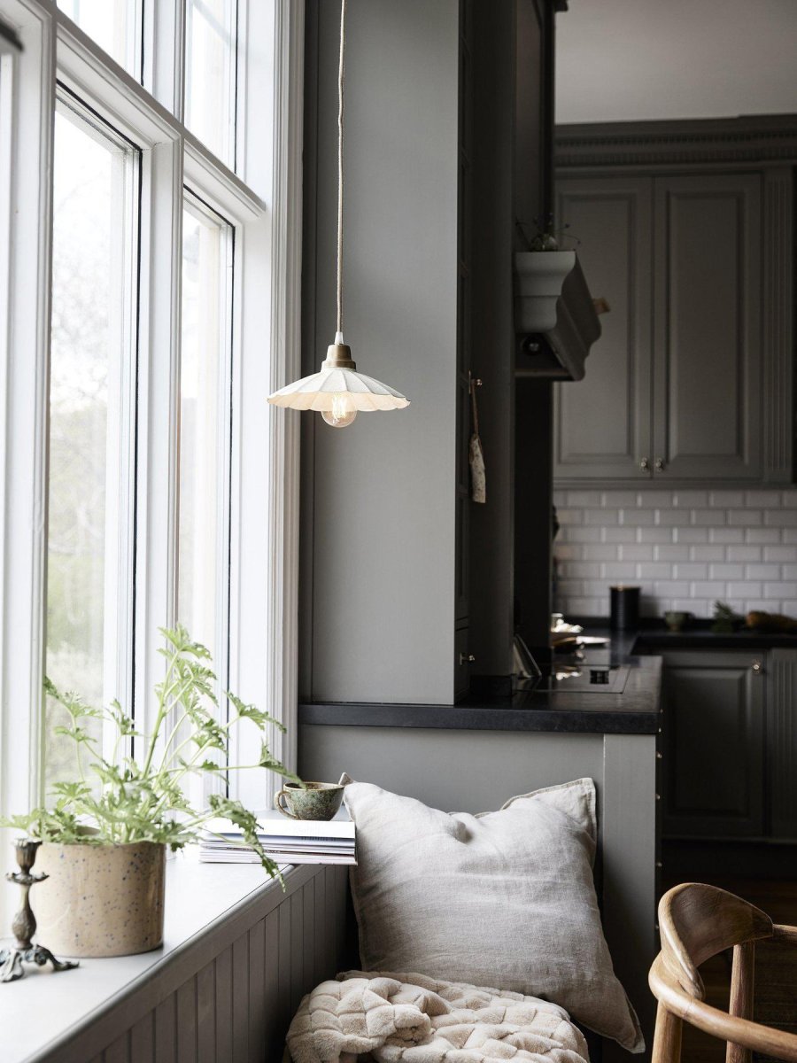 Ester Ø24 Blanc cassé lampe de fenêtre De PR Home - Lampe de fen&ecirc;tre Ester en m&eacute;tal avec une finition &eacute;maill&eacute;e imitant le marbre.