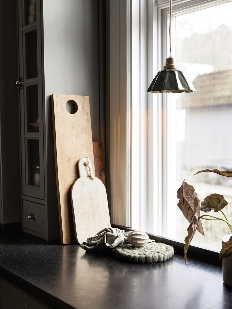 Ester Ø17 Vert foncé lampe de fenêtre De PR Home - Lampe de fen&ecirc;tre Ester en m&eacute;tal avec une finition &eacute;maill&eacute;e imitant le marbre.