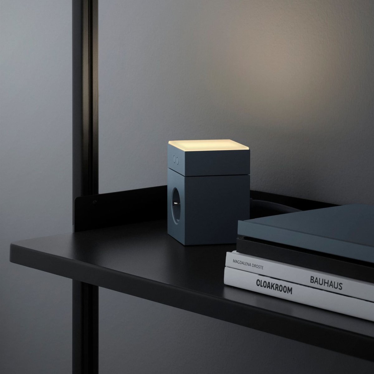 LAMP 1 - EU Bleu De Avolt - Cette petite lampe pratique se branche directement sur une prise murale standard de 230 V et est id&eacute;ale comme veilleuse ou lampe d'ambiance dans les couloirs, les chambres ou toute pi&egrave;ce o&ugrave; vous souhaitez un &eacute;clairage doux.