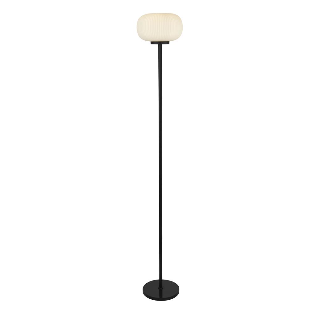 Lumina Noir lampadaire De Searchlight - Le lampadaire Lumina combine un cadre en métal noir mat avec du verre opale nervuré – un contraste qui crée une sensation moderne et élégante.
