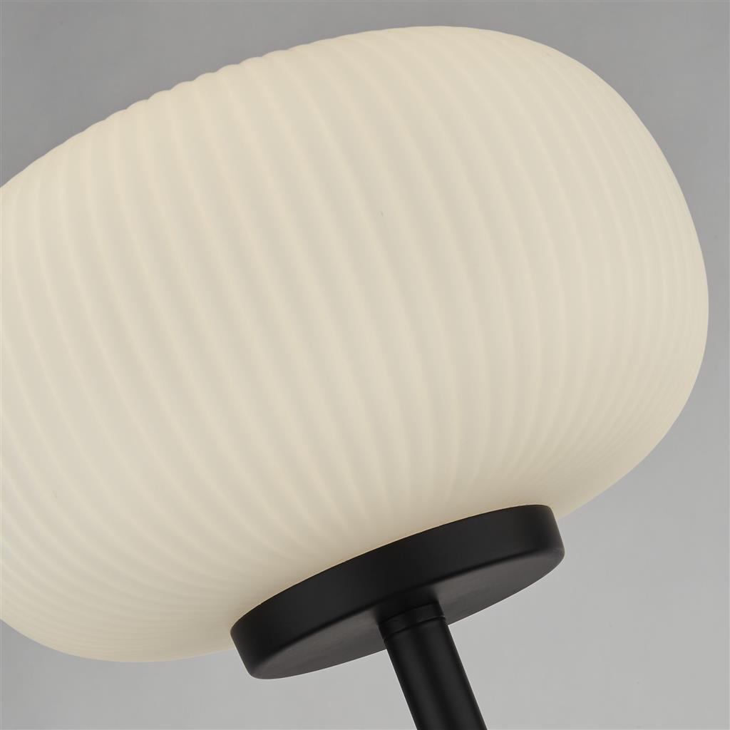 Lumina Noir lampadaire De Searchlight - Le lampadaire Lumina combine un cadre en métal noir mat avec du verre opale nervuré – un contraste qui crée une sensation moderne et élégante.